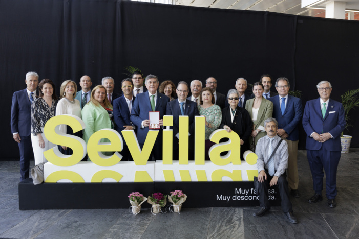 El Colegio de Farmacéuticos de Sevilla recibe la Medalla de la ciudad en reconocimiento a su compromiso sanitario y social El Colegio de Farmacéuticos de Sevilla recibe la Medalla de la ciudad en reconocimiento a su compromiso sanitario y social