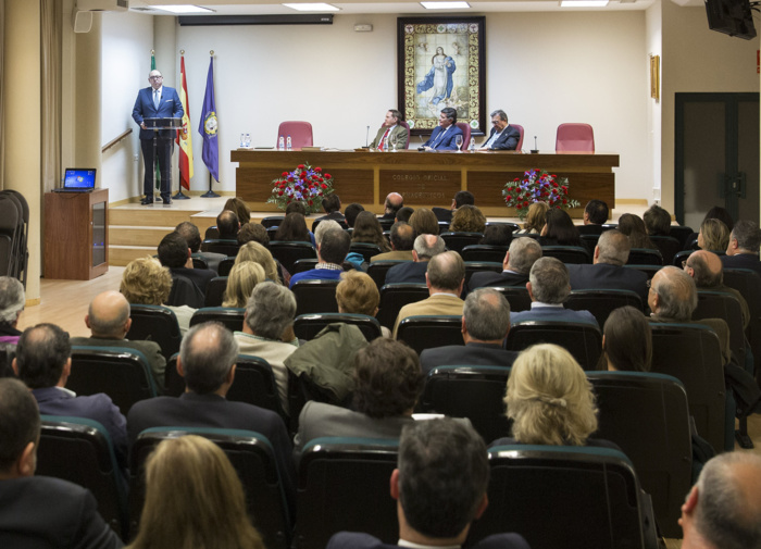 Manuel Huertas desgrana sus vivencias cofrades en torno a su profesión y las grandes devociones de la ciudad en el pregón de Semana Santa de los farmacéuticos sevillanos Manuel Huertas desgrana sus vivencias cofrades en torno a su profesión y las grandes devociones de la ciudad en el pregón de Semana Santa de los farmacéuticos sevillanos