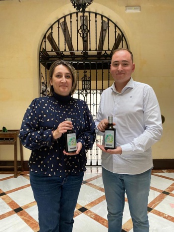 NOTA DE PRENSA: UN JOVEN EMPRESARIO LOCAL DE SOLO 21 AÑOS COMERCIALIZA UNA EDICIÓN ESPECIAL DE ACEITE TEMPRANO PARA CONTRIBUIR A LA RESTAURACIÓN DEL CENTRO EDUCATIVO QUE DESPERTÓ SU VOCACIÓN EMPRENDEDORA  NOTA DE PRENSA: UN JOVEN EMPRESARIO LOCAL DE SOLO 21 AÑOS COMERCIALIZA UNA EDICIÓN ESPECIAL DE ACEITE TEMPRANO PARA CONTRIBUIR A LA RESTAURACIÓN DEL CENTRO EDUCATIVO QUE DESPERTÓ SU VOCACIÓN EMPRENDEDORA
