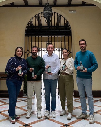 NOTA DE PRENSA: UN JOVEN EMPRESARIO LOCAL DE SOLO 21 AÑOS COMERCIALIZA UNA EDICIÓN ESPECIAL DE ACEITE TEMPRANO PARA CONTRIBUIR A LA RESTAURACIÓN DEL CENTRO EDUCATIVO QUE DESPERTÓ SU VOCACIÓN EMPRENDEDORA  NOTA DE PRENSA: UN JOVEN EMPRESARIO LOCAL DE SOLO 21 AÑOS COMERCIALIZA UNA EDICIÓN ESPECIAL DE ACEITE TEMPRANO PARA CONTRIBUIR A LA RESTAURACIÓN DEL CENTRO EDUCATIVO QUE DESPERTÓ SU VOCACIÓN EMPRENDEDORA