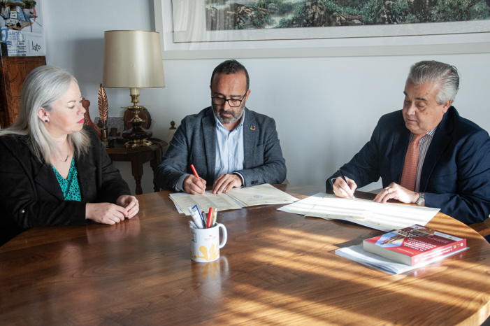 NOTA DE PRENSA: DIPUTACIÓN DE CÁCERES Y COLEGIO NOTARIAL DE EXTREMADURA FIRMAN UN CONVENIO PARA FACILITAR A LA CIUDADANÍA Y AYUNTAMIENTOS LA GESTIÓN DE IMPUESTOS NOTA DE PRENSA: DIPUTACIÓN DE CÁCERES Y COLEGIO NOTARIAL DE EXTREMADURA FIRMAN UN CONVENIO PARA FACILITAR A LA CIUDADANÍA Y AYUNTAMIENTOS LA GESTIÓN DE IMPUESTOS