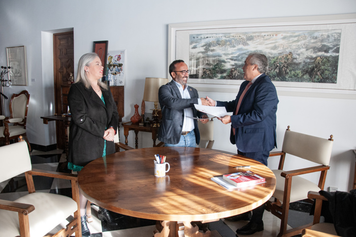 NOTA DE PRENSA: DIPUTACIÓN DE CÁCERES Y COLEGIO NOTARIAL DE EXTREMADURA FIRMAN UN CONVENIO PARA FACILITAR A LA CIUDADANÍA Y AYUNTAMIENTOS LA GESTIÓN DE IMPUESTOS NOTA DE PRENSA: DIPUTACIÓN DE CÁCERES Y COLEGIO NOTARIAL DE EXTREMADURA FIRMAN UN CONVENIO PARA FACILITAR A LA CIUDADANÍA Y AYUNTAMIENTOS LA GESTIÓN DE IMPUESTOS