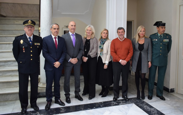 El Colegio de Farmacéuticos de Cádiz presenta la iniciativa “Farmacia, Espacio Seguro”, que promoverá con el apoyo de las instituciones públicas la sensibilización contra la violencia de género y la prevención de casos de maltrato desde las farmacias El Colegio de Farmacéuticos de Cádiz presenta la iniciativa “Farmacia, Espacio Seguro”, que promoverá con el apoyo de las instituciones públicas la sensibilización contra la violencia de género y la prevención de casos de maltrato desde las farmacias