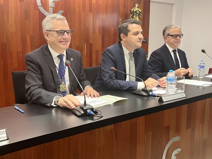 Nota de prensa - La farmacia cordobesa entrega su máximo reconocimiento, la insignia de oro, al Hospital Universitario Reina Sofía y al cuerpo de Policía Nacional en Córdoba Nota de prensa - La farmacia cordobesa entrega su máximo reconocimiento, la insignia de oro, al Hospital Universitario Reina Sofía y al cuerpo de Policía Nacional en Córdoba