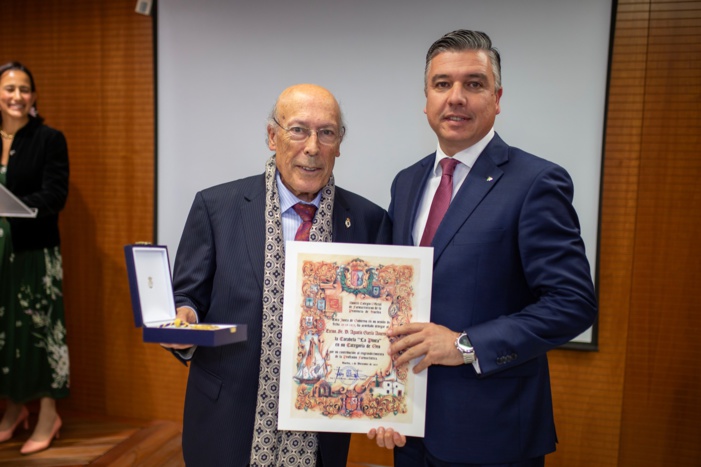 Nota de prensa - La farmacia de Huelva reconoce la labor de sus compañeros en los actos de su patrona y entrega su máxima distinción, la Carabela La Pinta, al onubense Agustín García Asuero Nota de prensa - La farmacia de Huelva reconoce la labor de sus compañeros en los actos de su patrona y entrega su máxima distinción, la Carabela La Pinta, al onubense Agustín García Asuero