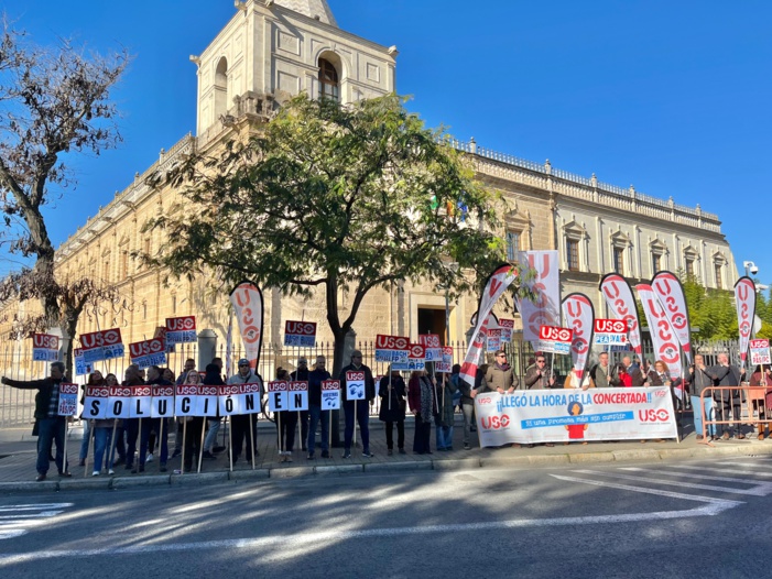 El sindicato USO se concentra ante el Parlamento de Andalucía para criticar al Gobierno andaluz por no recoger en los Presupuestos de 2024 sus promesas a los trabajadores de la enseñanza concertada