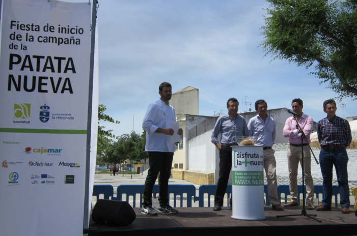 NOTA DE PRENSA: UNAS 2.000 PERSONAS DEGUSTAN EN LA RINCONADA EL MAYOR GUISO DE PATATAS CON CHOCOS QUE SE HA REALIZADO EN ESPAÑA NOTA DE PRENSA: UNAS 2.000 PERSONAS DEGUSTAN EN LA RINCONADA EL MAYOR GUISO DE PATATAS CON CHOCOS QUE SE HA REALIZADO EN ESPAÑA
