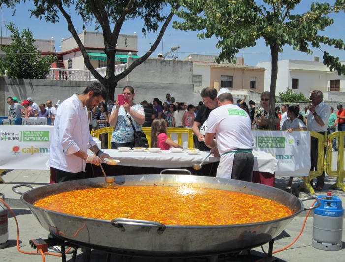 NOTA DE PRENSA: UNAS 2.000 PERSONAS DEGUSTAN EN LA RINCONADA EL MAYOR GUISO DE PATATAS CON CHOCOS QUE SE HA REALIZADO EN ESPAÑA NOTA DE PRENSA: UNAS 2.000 PERSONAS DEGUSTAN EN LA RINCONADA EL MAYOR GUISO DE PATATAS CON CHOCOS QUE SE HA REALIZADO EN ESPAÑA