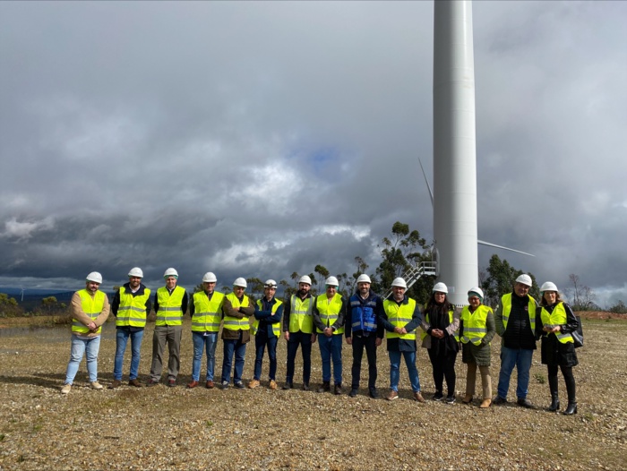 Los alcaldes de la Mancomunidad onubense de Beturia visitan el parque eólico El Almendro
