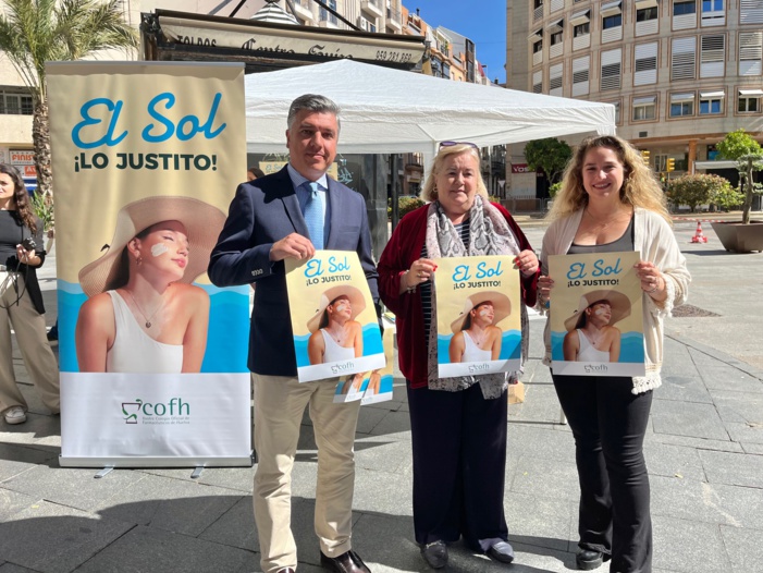 Los farmacéuticos de Huelva salen a la calle para ofrecer a la población consejos para una correcta protección solar