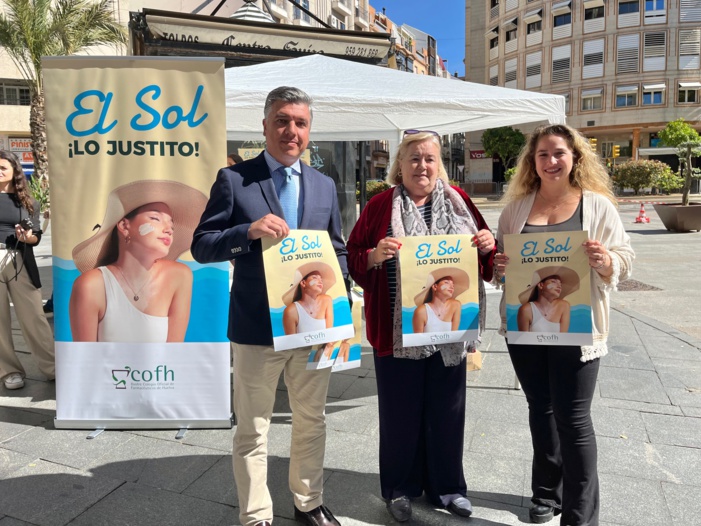 Los farmacéuticos de Huelva salen a la calle para ofrecer a la población consejos para una correcta protección solar Los farmacéuticos de Huelva salen a la calle para ofrecer a la población consejos para una correcta protección solar