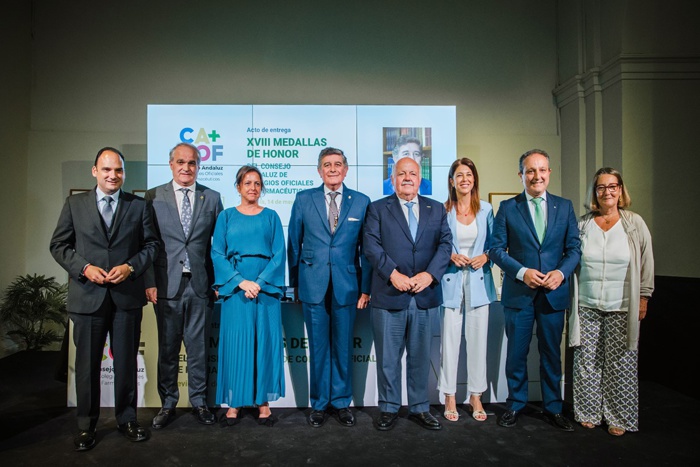 Manuel Pérez, presidente del Colegio de Farmacéuticos de Sevilla durante más de 23 años, recibe la máxima distinción de la farmacia andaluza Manuel Pérez, presidente del Colegio de Farmacéuticos de Sevilla durante más de 23 años, recibe la máxima distinción de la farmacia andaluza