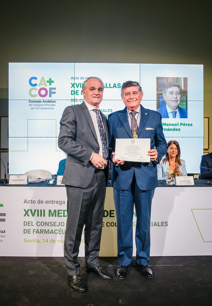 Manuel Pérez, presidente del Colegio de Farmacéuticos de Sevilla durante más de 23 años, recibe la máxima distinción de la farmacia andaluza Manuel Pérez, presidente del Colegio de Farmacéuticos de Sevilla durante más de 23 años, recibe la máxima distinción de la farmacia andaluza