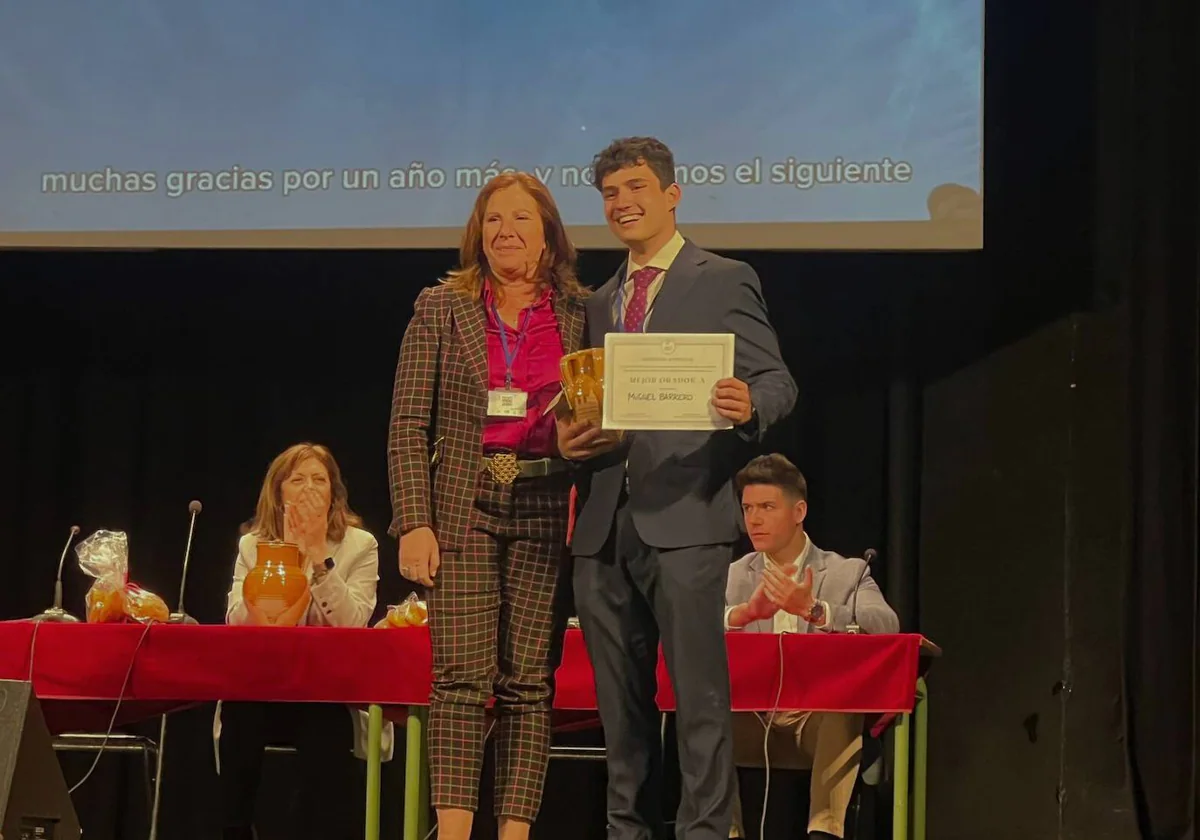 NOTA DE PRENSA: MIGUEL BARRERO, ESTUDIANTE DE GRADO EN EDUCACIÓN PRIMARIA DE LA UNIVERSIDAD DE CÁDIZ, GANA EL PREMIO AL MEJOR ORADOR EN EL TORNEO DE DEBATE DE SAFA NOTA DE PRENSA: MIGUEL BARRERO, ESTUDIANTE DE GRADO EN EDUCACIÓN PRIMARIA DE LA UNIVERSIDAD DE CÁDIZ, GANA EL PREMIO AL MEJOR ORADOR EN EL TORNEO DE DEBATE DE SAFA