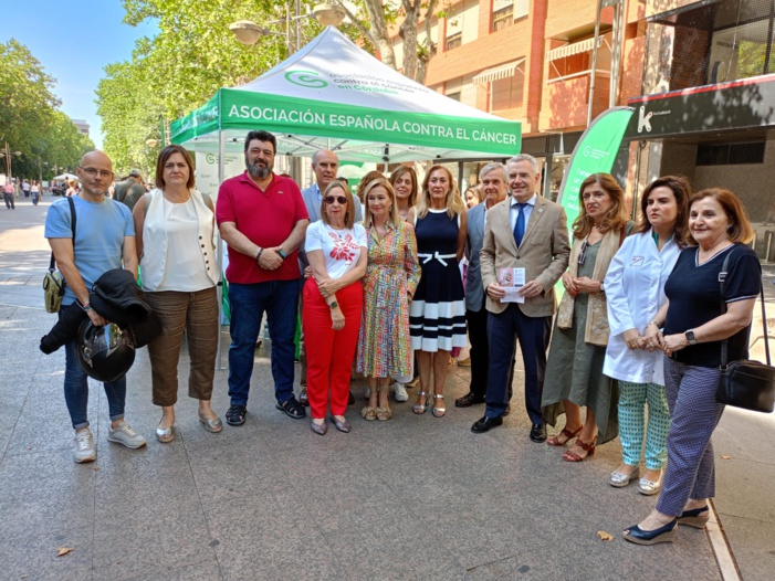 Nota de prensa - Farmacéuticos y pacientes cordobeses conciencian a la población sobre el cáncer de piel, informando de las principales medidas para su prevención y ofreciendo un decálogo de consejos para una correcta fotoprotección solar Nota de prensa - Farmacéuticos y pacientes cordobeses conciencian a la población sobre el cáncer de piel, informando de las principales medidas para su prevención y ofreciendo un decálogo de consejos para una correcta fotoprotección solar