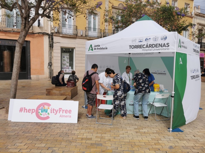 Nota de Prensa- Los almerienses, decididos a eliminar la Hepatitis C, participan en la primera acción del programa 'Almería#hepCityFree Nota de Prensa- Los almerienses, decididos a eliminar la Hepatitis C, participan en la primera acción del programa 'Almería#hepCityFree