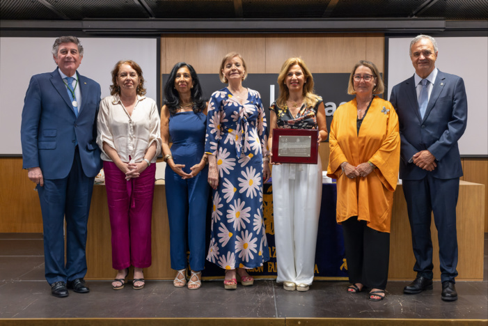 La Fundación Avenzoar reconoce en su 40º aniversario la trayectoria del Manuel Pérez Fernández, presidente del Colegio de Farmacéuticos de Sevilla durante 23 años La Fundación Avenzoar reconoce en su 40º aniversario la trayectoria del Manuel Pérez Fernández, presidente del Colegio de Farmacéuticos de Sevilla durante 23 años