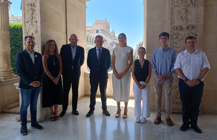 NOTA DE PRENSA: ALUMNOS DE BACHILLERATO DE SAFA ÉCIJA PRESENTAN AL AYUNTAMIENTO DE SEVILLA SU PROYECTO ‘SEND BY BUS’ PARA CONVERTIR LAS PARADAS DE BUSES URBANOS EN PUNTOS DE RECOGIDAS DE PAQUETES NOTA DE PRENSA: ALUMNOS DE BACHILLERATO DE SAFA ÉCIJA PRESENTAN AL AYUNTAMIENTO DE SEVILLA SU PROYECTO ‘SEND BY BUS’ PARA CONVERTIR LAS PARADAS DE BUSES URBANOS EN PUNTOS DE RECOGIDAS DE PAQUETES
