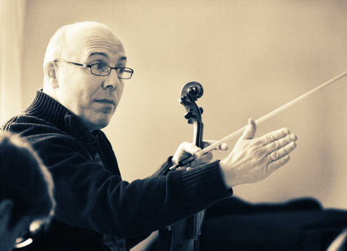 NOTA DE PRENSA: EL VIOLINISTA Y COMPOSITOR BRITÁNICO MICHAEL THOMAS, NUEVO DIRECTOR DE LA SINFONIETTA DE SAN FRANCISCO DE PAULA NOTA DE PRENSA: EL VIOLINISTA Y COMPOSITOR BRITÁNICO MICHAEL THOMAS, NUEVO DIRECTOR DE LA SINFONIETTA DE SAN FRANCISCO DE PAULA