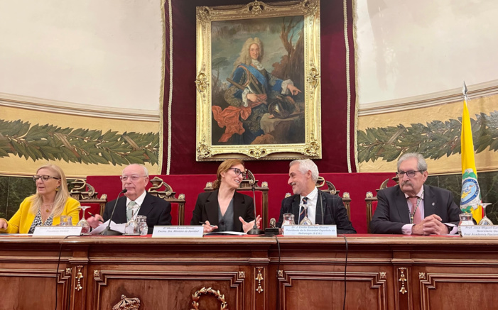 La ministra de Sanidad inaugura la exposición “La Diálisis, Esperanza de Vida”, que acerca el desarrollo histórico de la diálisis en España y la importancia de los tratamientos sustitutivos para salvar la vida de los pacientes con enfermedad renal La ministra de Sanidad inaugura la exposición “La Diálisis, Esperanza de Vida”, que acerca el desarrollo histórico de la diálisis en España y la importancia de los tratamientos sustitutivos para salvar la vida de los pacientes con enfermedad renal