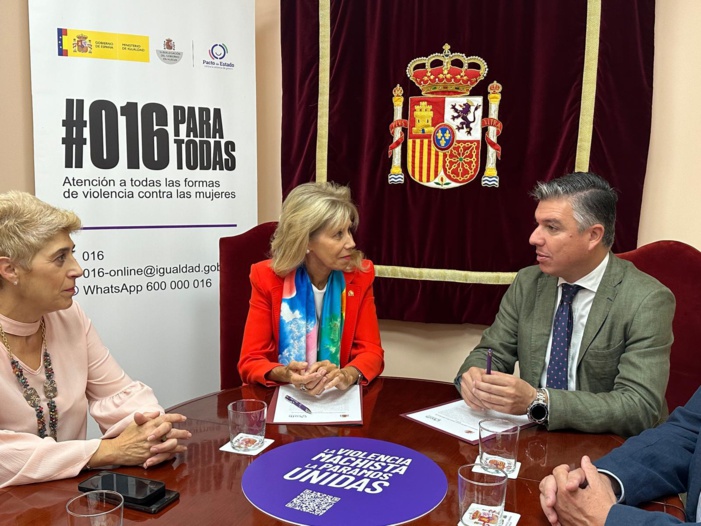 La Subdelegación del Gobierno y el Colegio de Farmacéuticos firman un acuerdo para que las 251 farmacias de Huelva ejerzan como Puntos violeta frente a la violencia de género La Subdelegación del Gobierno y el Colegio de Farmacéuticos firman un acuerdo para que las 251 farmacias de Huelva ejerzan como Puntos violeta frente a la violencia de género