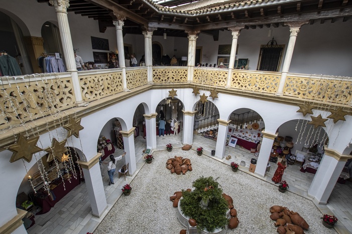 El IX Mercado de Navidad de Nuevo Futuro abre sus puertas con productos y artículos de más de treinta empresas con los que los sevillanos podrán ayudar a menores privados de un ambiente familiar El IX Mercado de Navidad de Nuevo Futuro abre sus puertas con productos y artículos de más de treinta empresas con los que los sevillanos podrán ayudar a menores privados de un ambiente familiar