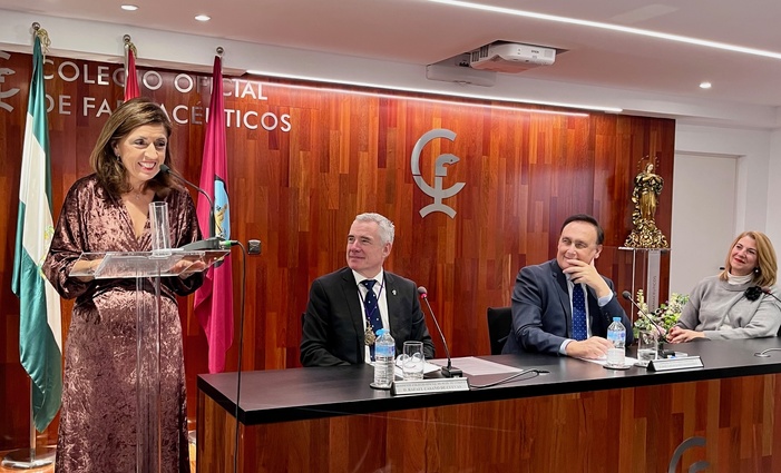 NOTA DE PRENSA - Los farmacéuticos cordobeses entregan su máximo reconocimiento, la insignia de oro, a la delegada territorial de salud y consumo, María Jesús Botella