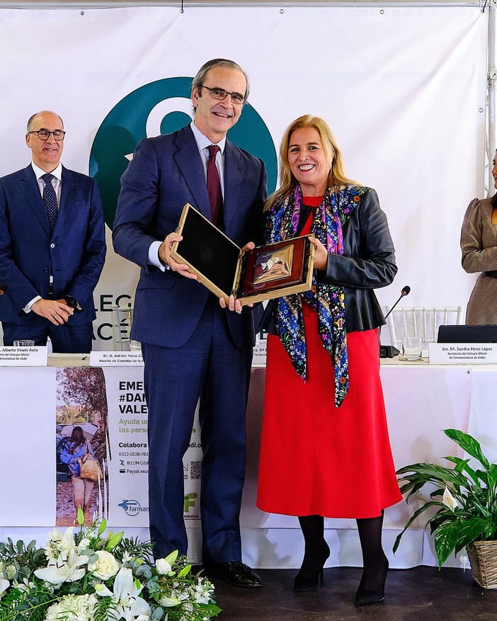 Nota de prensa - El Colegio de Farmacéuticos de Cádiz rinde especial homenaje a sus colegiados con motivo de la festividad de su Patrona, y entrega su máximo reconocimiento a Ernesto Cervilla, ex presidente de la corporación Nota de prensa - El Colegio de Farmacéuticos de Cádiz rinde especial homenaje a sus colegiados con motivo de la festividad de su Patrona, y entrega su máximo reconocimiento a Ernesto Cervilla, ex presidente de la corporación