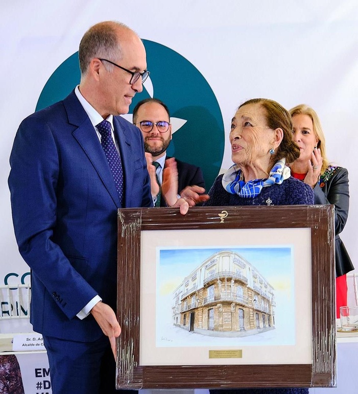 Nota de prensa - El Colegio de Farmacéuticos de Cádiz rinde especial homenaje a sus colegiados con motivo de la festividad de su Patrona, y entrega su máximo reconocimiento a Ernesto Cervilla, ex presidente de la corporación