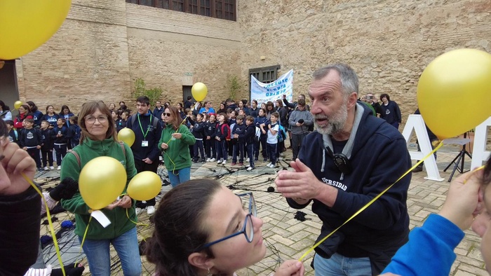 NOTA DE PRENSA: ALUMNOS DE COLEGIOS DE SANLÚCAR DE BARRAMEDA CONVIERTEN EL CASTILLO DE SANTIAGO EN UNA GALAXIA DESDE LA QUE USUARIOS DE AFANAS 'LANZARON' GLOBOS DE ORO AL ESPACIO EXTERIOR CON MENSAJES PERSONALES