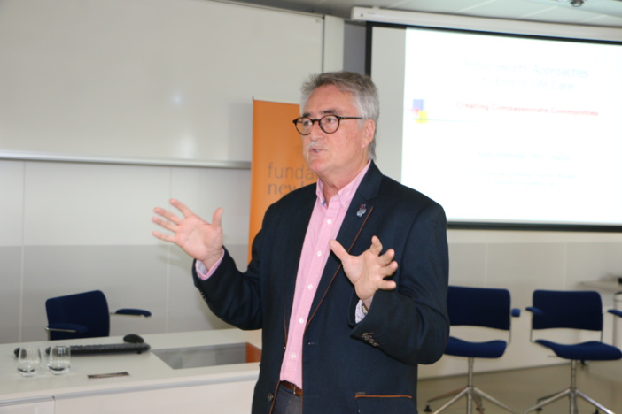 NOTA DE PRENSA-SALUD/SEVILLA: ALLAN KELLEHEAR, MÉDICO Y EXPERTO MUNDIAL EN SALUD PÚBLICA Y CUIDADOS PALIATIVOS: “TODOS SOMOS RESPONSABLES EN EL CUIDADO DE LAS PERSONAS CON ENFERMEDAD CRÓNICA, SEA UN VECINO O SEA UN COMPAÑERO DE TRABAJO” NOTA DE PRENSA-SALUD/SEVILLA: ALLAN KELLEHEAR, MÉDICO Y EXPERTO MUNDIAL EN SALUD PÚBLICA Y CUIDADOS PALIATIVOS: “TODOS SOMOS RESPONSABLES EN EL CUIDADO DE LAS PERSONAS CON ENFERMEDAD CRÓNICA, SEA UN VECINO O SEA UN COMPAÑERO DE TRABAJO”