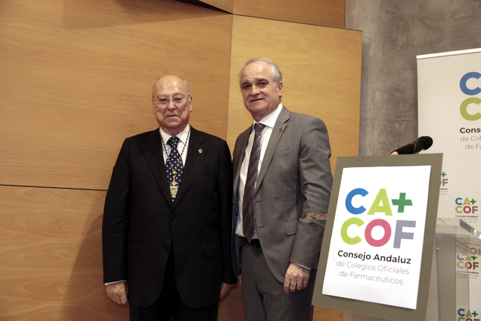 Nota de prensa - El Consejo Andaluz de Colegios de Farmacéuticos distingue con la Medalla de Honor al farmacéutico granadino Manuel Fuentes, que fue su primer presidente
