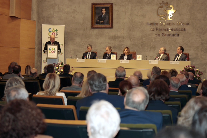 Nota de prensa - El Consejo Andaluz de Colegios de Farmacéuticos distingue con la Medalla de Honor al farmacéutico granadino Manuel Fuentes, que fue su primer presidente