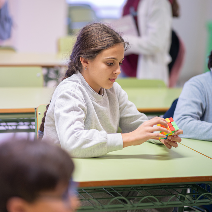 NOTA DE PRENSA: CLASES DE CUBO DE RUBIK PARA FOMENTAR EL APRENDIZAJE, RESOLUCIÓN DE PROBLEMAS Y ESTIMULAR EL ENTRETENIMIENTO SIN PANTALLAS NI DISPOSITIVOS MÓVILES
