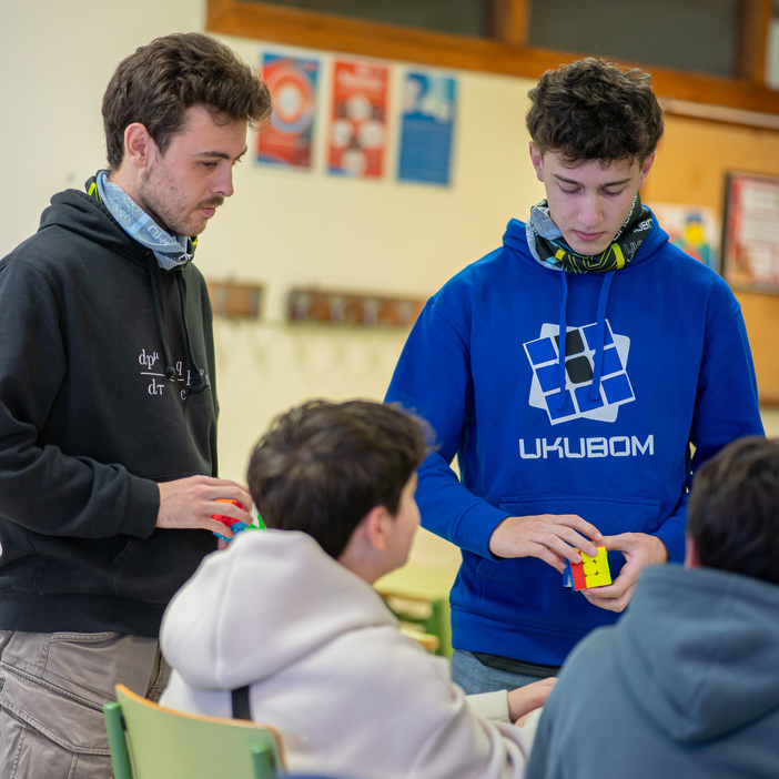 NOTA DE PRENSA: CLASES DE CUBO DE RUBIK PARA FOMENTAR EL APRENDIZAJE, RESOLUCIÓN DE PROBLEMAS Y ESTIMULAR EL ENTRETENIMIENTO SIN PANTALLAS NI DISPOSITIVOS MÓVILES