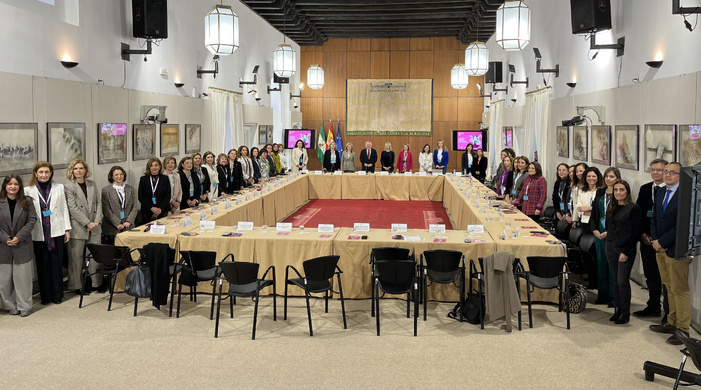 El 76% de las mujeres directivas sanitarias andaluzas está presente en alguna red social, pero sólo el 24% tiene más de mil seguidores en una de ellas El 76% de las mujeres directivas sanitarias andaluzas está presente en alguna red social, pero sólo el 24% tiene más de mil seguidores en una de ellas