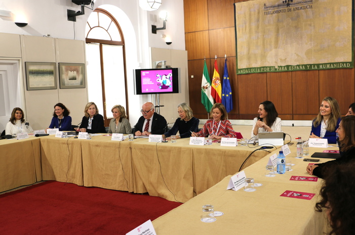 El 76% de las mujeres directivas sanitarias andaluzas está presente en alguna red social, pero sólo el 24% tiene más de mil seguidores en una de ellas El 76% de las mujeres directivas sanitarias andaluzas está presente en alguna red social, pero sólo el 24% tiene más de mil seguidores en una de ellas