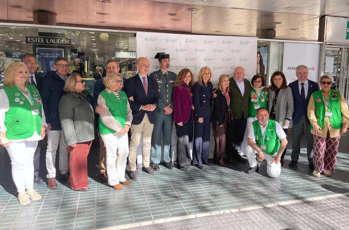 Las farmacias cordobesas se suman a la campaña del cáncer de colon de la AECC para concienciar a la población sobre la importancia de la prevención y la detección precoz y animar a participar en el programa de cribado