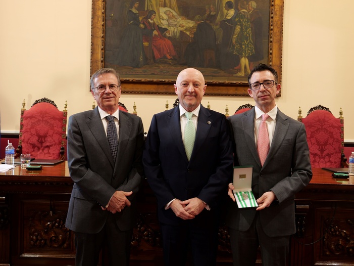 NOTA DE PRENSA/FOTOGRAFÍAS: EL COLEGIO NOTARIAL DE ANDALUCÍA CONCEDE SU MEDALLA DE HONOR AL COLEGIO NOTARIAL DE VALENCIA EN RECONOCIMIENTO A LA LABOR DE LOS NOTARIOS VALENCIANOS EN LA DANA