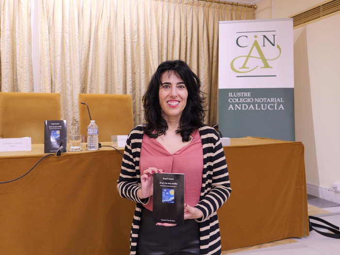 NOTA DE PRENSA: “EN TIEMPOS DE MUCHA INMEDIATEZ, LA POESÍA ES MÁS NECESARIA QUE NUNCA" / LA POETA RAQUEL LANSEROS, PREMIO NACIONAL DE LA CRÍTICA, PRESENTA ‘EL SOL Y LAS OTRAS ESTRELLAS’ EN EL COLEGIO NOTARIAL DE ANDALUCÍA