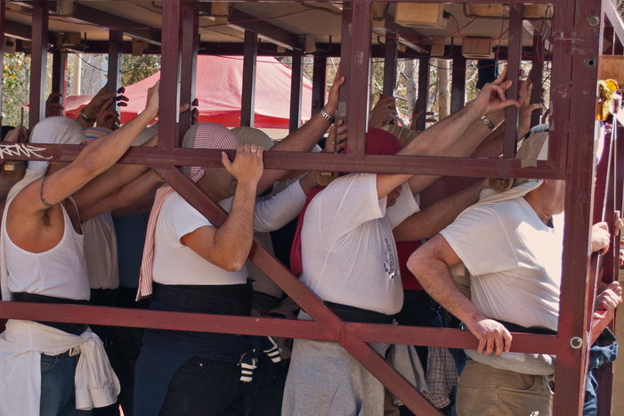 Nota de Prensa- ¿Cómo afecta a la espalda del costalero la carga de kilos de los pasos en Semana Santa? Los expertos de la Sociedad de Columna Vertebral nos lo explican y dan recomendaciones para nazarenos y costaleros. Nota de Prensa- ¿Cómo afecta a la espalda del costalero la carga de kilos de los pasos en Semana Santa? Los expertos de la Sociedad de Columna Vertebral nos lo explican y dan recomendaciones para nazarenos y costaleros.