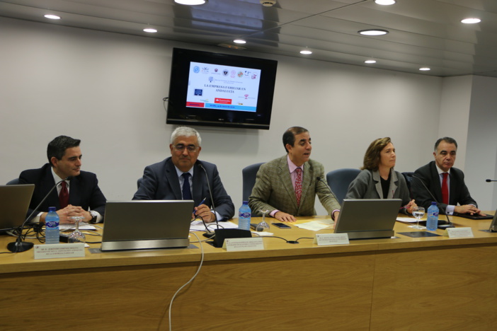 NOTA DE PRENSA: UN ESTUDIO UNIVERSITARIO SEÑALA QUE LA EMPRESA FAMILIAR ANDALUZA DURA 5 AÑOS MÁS EN MERCADO Y CUENTA CON MÁS PRESENCIA FEMENINA A NIVEL DIRECTIVO NOTA DE PRENSA: UN ESTUDIO UNIVERSITARIO SEÑALA QUE LA EMPRESA FAMILIAR ANDALUZA DURA 5 AÑOS MÁS EN MERCADO Y CUENTA CON MÁS PRESENCIA FEMENINA A NIVEL DIRECTIVO