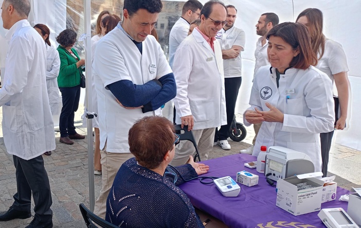 Los farmacéuticos gaditanos muestran a la población su papel como profesionales clave en el cuidado y mejora de la salud, la prevención de enfermedades y la promoción de una vida sana