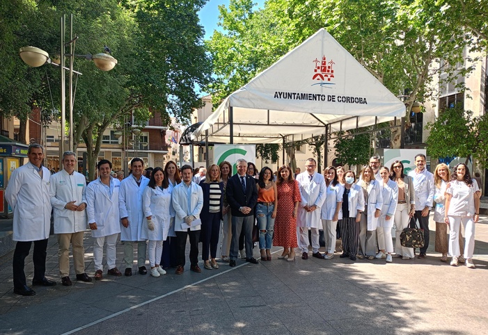 Los farmacéuticos cordobeses muestran en la calle todo su potencial sanitario y su papel como agentes activos en la promoción de la salud y la prevención de las enfermedades