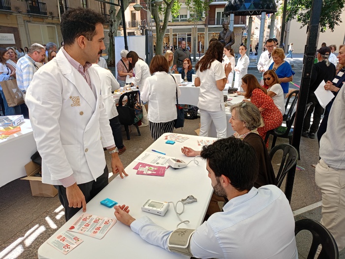 Los farmacéuticos cordobeses muestran en la calle todo su potencial sanitario y su papel como agentes activos en la promoción de la salud y la prevención de las enfermedades