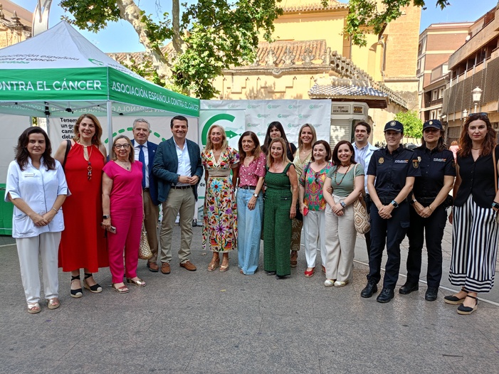 Nota de prensa - Los farmacéuticos cordobeses colaboran con la AECC para concienciar a la población sobre el cáncer de piel informando de las principales medidas para su prevención y ofreciendo consejos para una correcta fotoprotección solar
