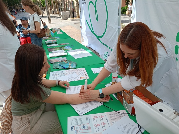 Nota de prensa - Los farmacéuticos cordobeses colaboran con la AECC para concienciar a la población sobre el cáncer de piel informando de las principales medidas para su prevención y ofreciendo consejos para una correcta fotoprotección solar