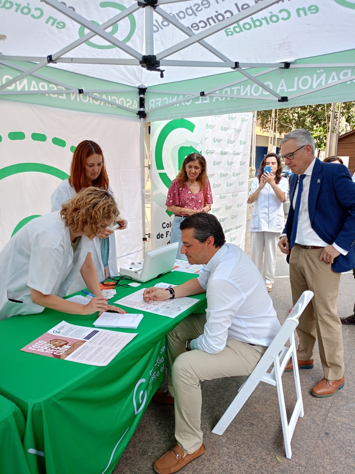 Nota de prensa - Los farmacéuticos cordobeses colaboran con la AECC para concienciar a la población sobre el cáncer de piel informando de las principales medidas para su prevención y ofreciendo consejos para una correcta fotoprotección solar