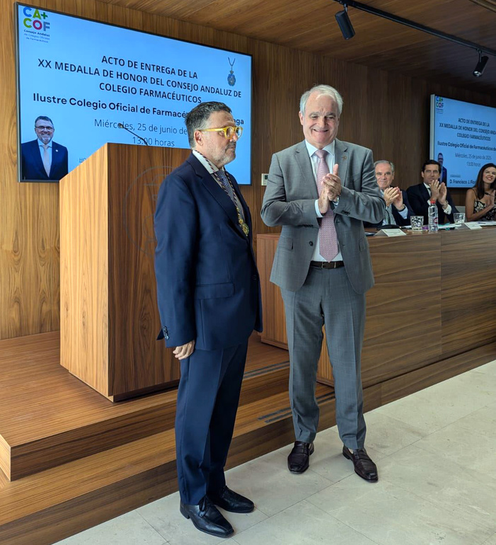 Nota de prensa - El Consejo Andaluz de Colegios de Farmacéuticos distingue con su Medalla de Honor, la máxima distinción de la farmacia andaluza, al farmacéutico malagueño Francisco Florido Nota de prensa - El Consejo Andaluz de Colegios de Farmacéuticos distingue con su Medalla de Honor, la máxima distinción de la farmacia andaluza, al farmacéutico malagueño Francisco Florido