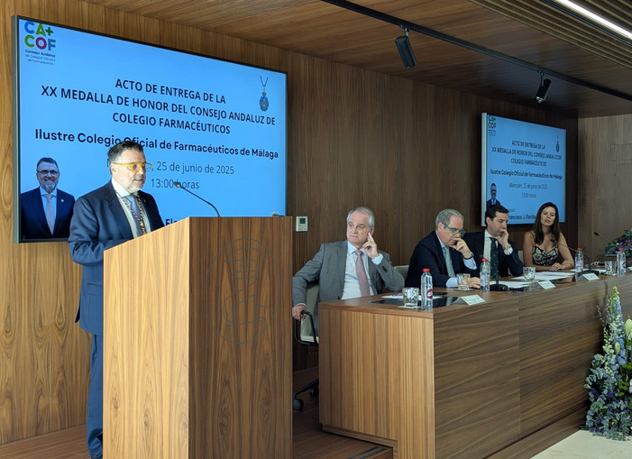 Nota de prensa - El Consejo Andaluz de Colegios de Farmacéuticos distingue con su Medalla de Honor, la máxima distinción de la farmacia andaluza, al farmacéutico malagueño Francisco Florido